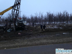 Под Волгоградом пьяный водитель Камаза врезался в опору ЛЭП и угробил пассажира