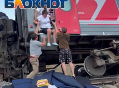 «Ситуация — треш!»: пассажирка показала, что творилось в вагонах после схода поезда в Котельниково