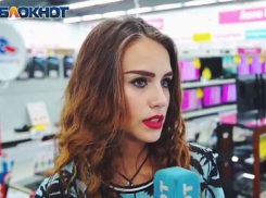 Толпа затянула волгоградскую красавицу в магазин с 70% скидками