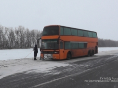 Под Волгоградом сотрудники ДПС помогли добраться до Дагестана пассажирам сломавшегося автобуса