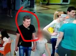 Волгоградец с маленькой дочкой украли с витрины магазина дорогой телефон