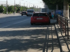 Полыхающий грузовик «Царь-продукт» сняли очевидцы на видео в Тракторозаводском районе Волгограда