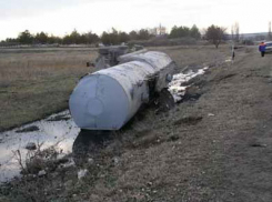 Под Волгоградом перевернулась цистерна с битумом