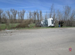 Водитель «Газели» не справился с управлением и опрокинулся в кювет в Волгоградской области
