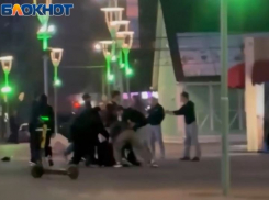 Забивали толпой: массовая драка подростков у ТЦ под Волгоградом попала на видео