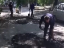 Возмущенные волгоградцы сняли на видео фееричный ремонт дороги в своем дворе