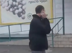 Волгоградец попытался убить себя перед выходящими из супермаркета людьми