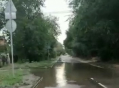 Прорвавшийся водопровод затапливает школьный двор в Волгограде: видео ЧП