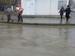 В центре Волгограда второй день «плавает» пешеходный переход