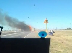 Полыхающую на трассе Москва-Волгоград фуру сняли на видео