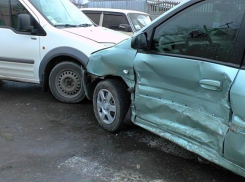 В тройном ДТП на юге Волгограда пострадали 4 человека