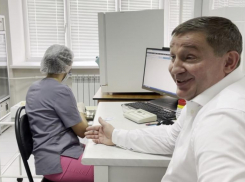 Волгоградский губернатор стал донором антиковидной плазмы