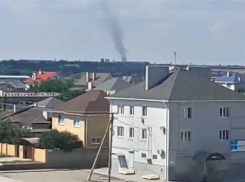 Промчавшийся над жилыми домами смерч сняли на видео под Волгоградом