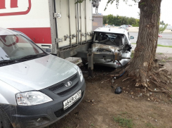 В центре Волгограда сорвавшийся с тормозов полуприцеп «Магнита» смял 2 легковушки