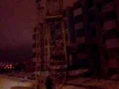 В «Родниковой долине» стрела башенного крана рухнула на дом