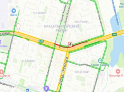  Авария с Mazda и автобусом парализовала движения на юге Волгограда 