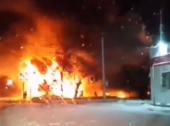 Пожар в крупном торговом центре Фролово попал на видео 