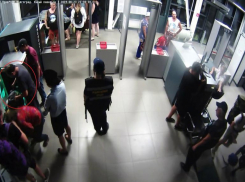 На видео попала кража багажа 18-летней пассажирки на железнодорожном вокзале Волгограда