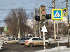 Стрелку отменили на светофоре на оживленном перекрестке в Волгограде