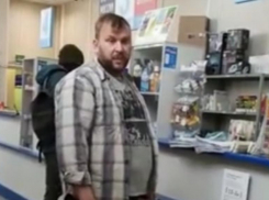 На видео сняли, как волгоградку с мужем без масок отказались обслуживать в отделении «Почты России»