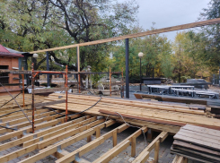 Японский дворик превратили в хламовник: стройка в центре возмутила горожан