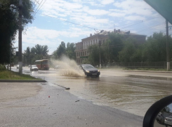 В Волгограде в поселке Ангарский прорвало канализацию: машины и люди тонут в фекалиях