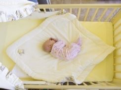 На юге Волгограда новорожденная девочка проломила череп, упав с дивана