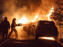 В Волжском за ночь злоумышленники дотла сожгли 4 элитные иномарки