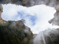 Ребенок провалился в разрытую коммунальщиками яму с водой в Городище