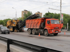 15 лет спустя: На Астраханском мосту восстанавливают дорожное покрытие 