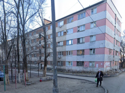 Посиделки на подоконнике закончились падением волгоградки из окна многоэтажки