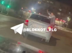 Выбрался из окна легковушки: в Волгограде сняли на видео странное поведение пассажира в машине
