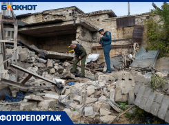Приезжали взрывотехник и пожарная лаборатория: фоторепортаж с места взрыва в гаражах Волгограда