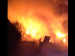 Сильный пожар в Дзержинском районе Волгограда попал на видео