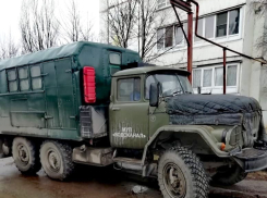 Под Волгоградом припаркованные машины помешали устранению течи из земли