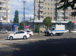 В центре Волгограда автозак полиции врезался в легковушку