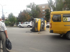 На видео попала перевернувшая маршрутка в Волжском