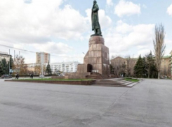 Памятник Ленину в центре Волгограда «трещит по швам»