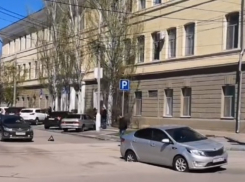 Провалившийся в дорожный люк автомобиль снял на видео волгоградский блогер
