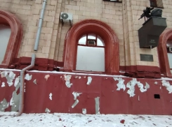 Показушный ремонт «Почты России» перед приездом Путина и Лукашенко превратился в ошметки в центре Волгограда