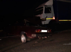 Водитель на «семерке» врезался в стоящий МАЗ под Волгоградом: 1 погиб, 2 в больнице