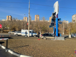 В щит газовой заправки влетела LADA в Волгограде, водитель погиб