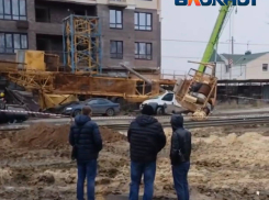 Рухнувший строительный кран раздавил машины в Волгограде, есть пострадавшие