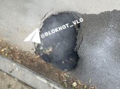 «Бьет кипяток из-под земли»: прорыв на проезжей части в Волгограде попал на видео 