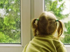 В Волгограде шестилетняя девочка выпала с четвертого этажа