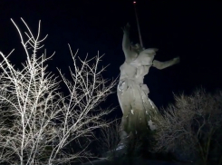 В Волгограде испытывают инновационный прожектор для «Родины-матери»