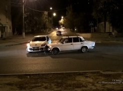 10-месячная малышка пострадала в столкновении Renault и ВАЗ в центре Волгограда 