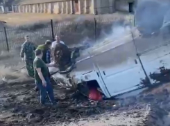 Пьяный развозчик хлеба опрокинул «Газель» под Волгоградом и чуть не получил монтировкой по голове: последствия ДТП на видео