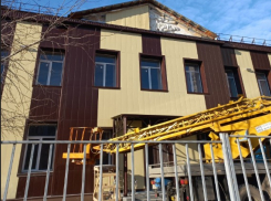 В Волгограде при ремонте школы красивую лепнину спрятали под дешевым пластиком