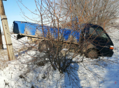 Hyundai Porter протаранил Mercedes на трассе под Волгоградом: 14-летняя школьница в больнице